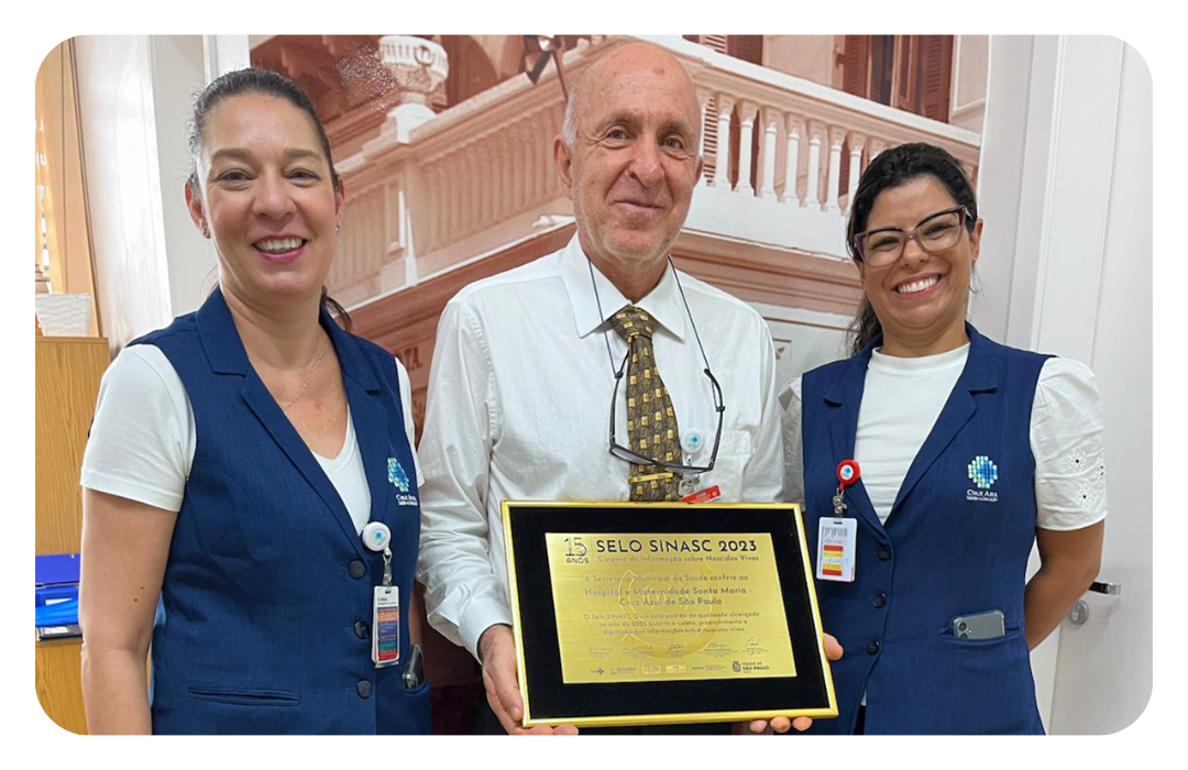 Cel PM Alexandre Gaspar Gasparian com Ronise Aparecida da Silva Vicente e Adriana Lemes Oliveira segurando o Selo Nível Ouro do SINASC do Hospital Cruz Azul